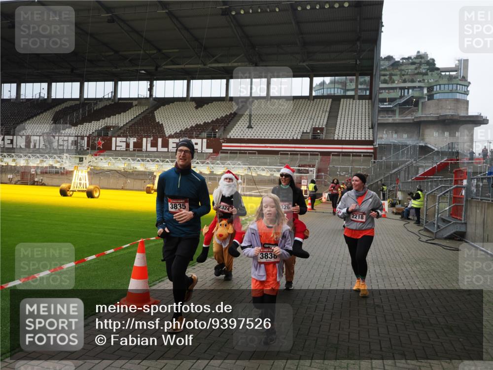 07.12.2025 - St. Pauli X-Mass-Run No. 15 Fabian Wolf http://msf.ph/oto/9397526 07.12.2025 10:45:46 Ziel 1823, 2076, 2079, 2089, 2218, 2324, 2326, 3835, 3838, 4762, 4854, 4860 meine-sportfotos.de