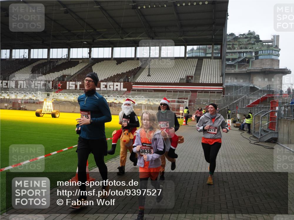 07.12.2025 - St. Pauli X-Mass-Run No. 15 Fabian Wolf http://msf.ph/oto/9397527 07.12.2025 10:45:46 Ziel 1823, 2076, 2079, 2089, 2218, 2324, 2326, 3835, 3838, 4762, 4854, 4860 meine-sportfotos.de