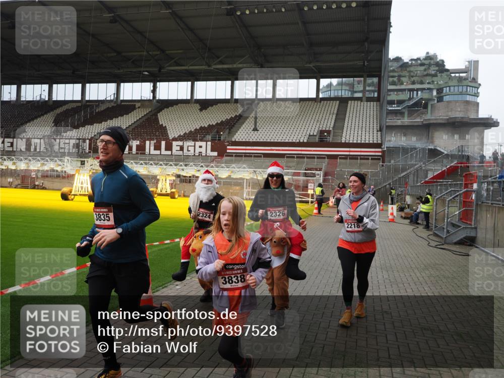 07.12.2025 - St. Pauli X-Mass-Run No. 15 Fabian Wolf http://msf.ph/oto/9397528 07.12.2025 10:45:46 Ziel 1823, 2076, 2079, 2089, 2218, 2324, 2326, 3835, 3838, 4762, 4854, 4860 meine-sportfotos.de