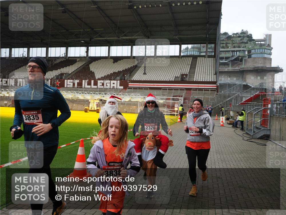 07.12.2025 - St. Pauli X-Mass-Run No. 15 Fabian Wolf http://msf.ph/oto/9397529 07.12.2025 10:45:47 Ziel 1823, 2076, 2079, 2089, 2218, 2324, 2326, 3835, 3838, 4762, 4854, 4860 meine-sportfotos.de