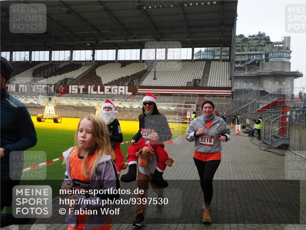 07.12.2025 - St. Pauli X-Mass-Run No. 15 Fabian Wolf http://msf.ph/oto/9397530 07.12.2025 10:45:47 Ziel 1823, 2076, 2079, 2089, 2218, 2324, 2326, 3835, 3838, 4762, 4854, 4860 meine-sportfotos.de