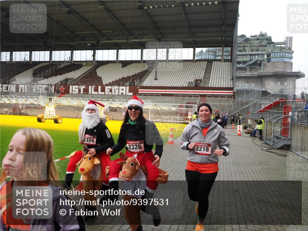 07.12.2025 - St. Pauli X-Mass-Run No. 15 Fabian Wolf http://msf.ph/oto/9397531 07.12.2025 10:45:47 Ziel 1823, 2076, 2079, 2089, 2218, 2324, 2326, 3835, 3838, 4762, 4854, 4860 meine-sportfotos.de