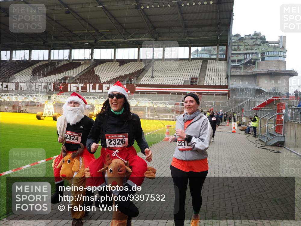 07.12.2025 - St. Pauli X-Mass-Run No. 15 Fabian Wolf http://msf.ph/oto/9397532 07.12.2025 10:45:47 Ziel 1823, 2076, 2079, 2089, 2218, 2324, 2326, 3835, 3838, 4762, 4854, 4860 meine-sportfotos.de