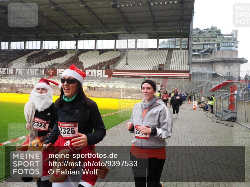 07.12.2025 - St. Pauli X-Mass-Run No. 15 Fabian Wolf http://msf.ph/oto/9397533 07.12.2025 10:45:47 Ziel 1823, 2076, 2079, 2089, 2218, 2324, 2326, 3835, 3838, 4762, 4854, 4860 meine-sportfotos.de