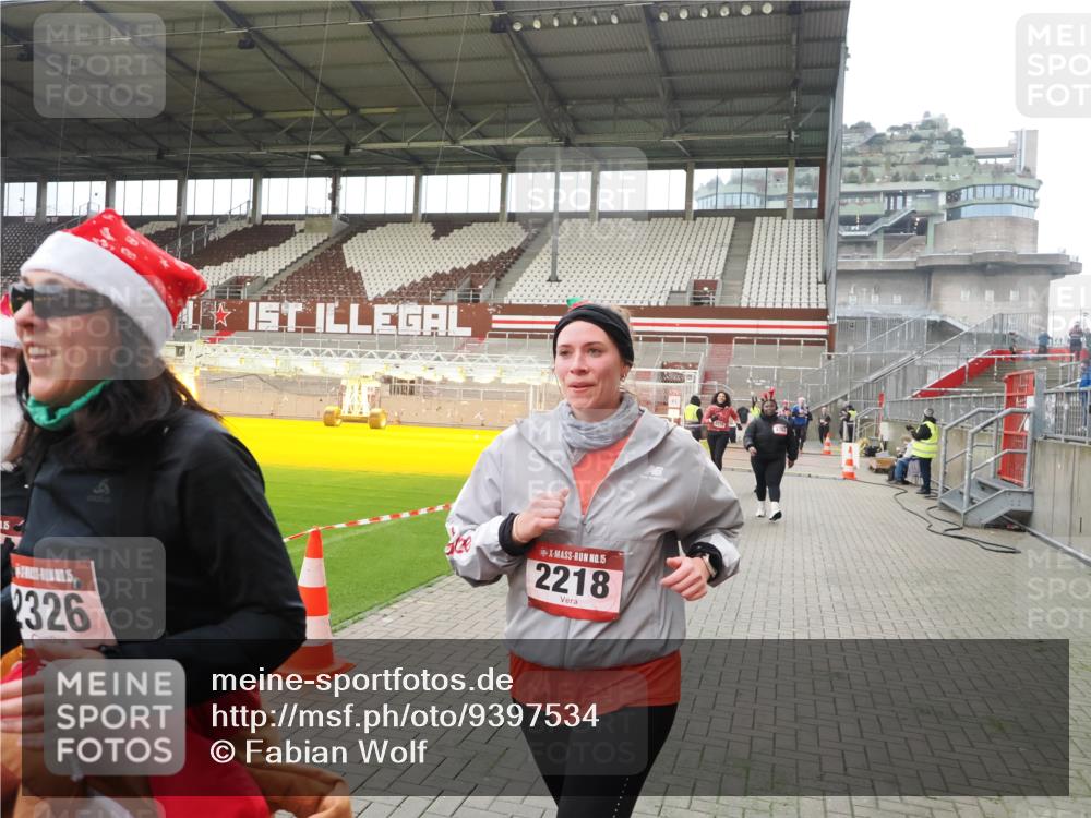 07.12.2025 - St. Pauli X-Mass-Run No. 15 Fabian Wolf http://msf.ph/oto/9397534 07.12.2025 10:45:48 Ziel 1823, 2076, 2079, 2089, 2218, 2324, 2326, 3835, 3838, 4616, 4619, 4620, 4762, 4854, 4860 meine-sportfotos.de