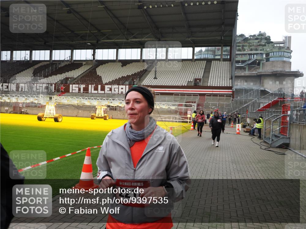 07.12.2025 - St. Pauli X-Mass-Run No. 15 Fabian Wolf http://msf.ph/oto/9397535 07.12.2025 10:45:48 Ziel 1823, 2076, 2079, 2089, 2218, 2324, 2326, 3835, 3838, 4616, 4619, 4620, 4762, 4854, 4860 meine-sportfotos.de
