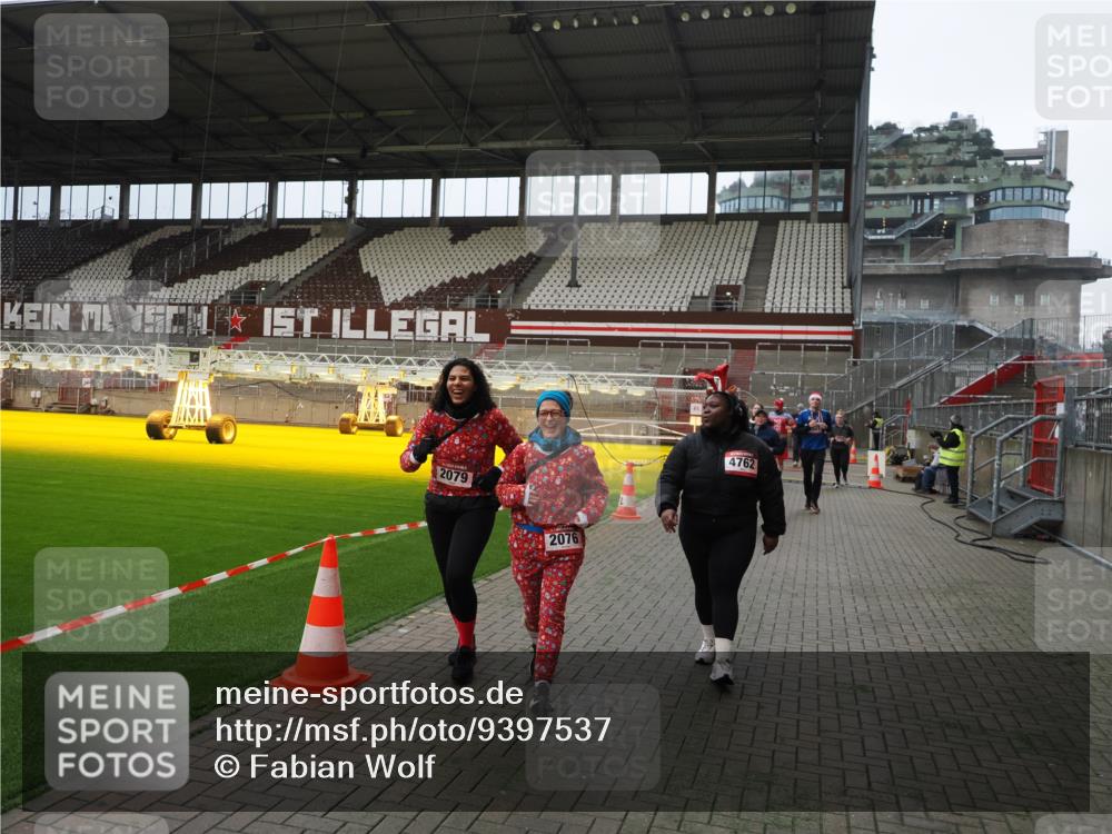 07.12.2025 - St. Pauli X-Mass-Run No. 15 Fabian Wolf http://msf.ph/oto/9397537 07.12.2025 10:45:53 Ziel 1041, 1715, 2076, 2079, 2080, 2089, 2218, 2324, 2326, 2423, 2733, 2734, 3835, 3838, 4616, 4619, 4620, 4762, 4854 meine-sportfotos.de