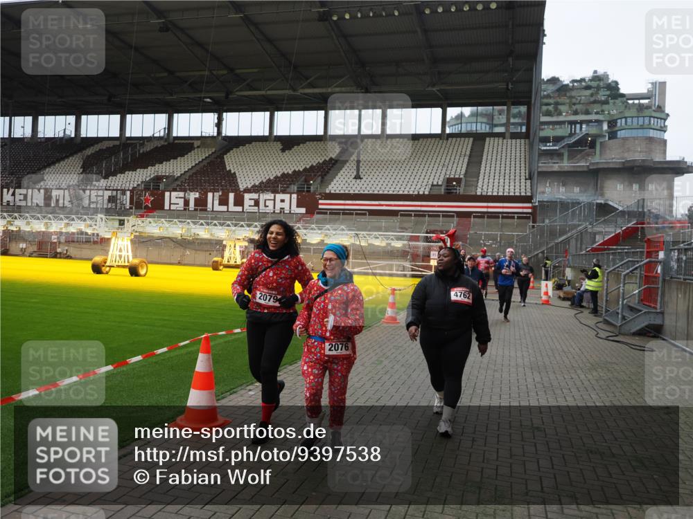 07.12.2025 - St. Pauli X-Mass-Run No. 15 Fabian Wolf http://msf.ph/oto/9397538 07.12.2025 10:45:53 Ziel 1041, 1715, 2076, 2079, 2080, 2089, 2218, 2324, 2326, 2423, 2733, 2734, 3835, 3838, 4616, 4619, 4620, 4762, 4854 meine-sportfotos.de