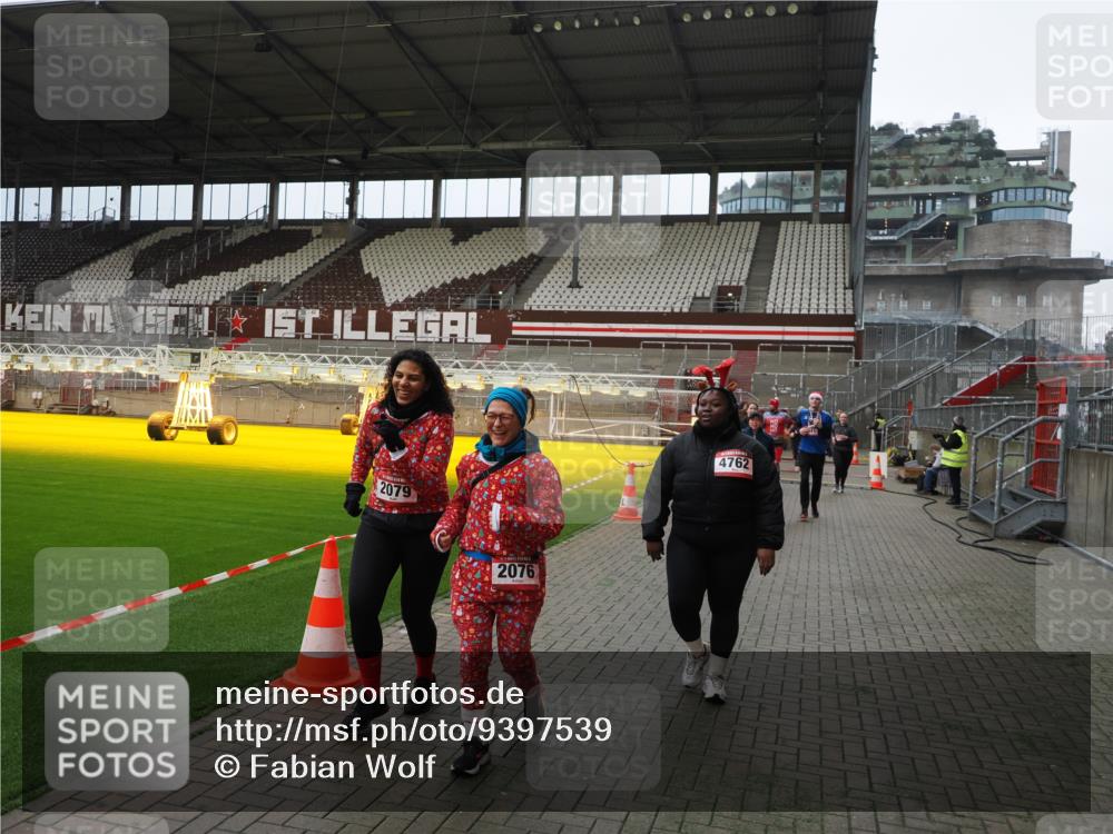 07.12.2025 - St. Pauli X-Mass-Run No. 15 Fabian Wolf http://msf.ph/oto/9397539 07.12.2025 10:45:53 Ziel 1041, 1715, 2076, 2079, 2080, 2089, 2218, 2324, 2326, 2423, 2733, 2734, 3835, 3838, 4616, 4619, 4620, 4762, 4854 meine-sportfotos.de