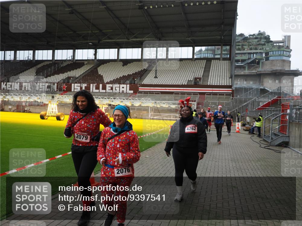 07.12.2025 - St. Pauli X-Mass-Run No. 15 Fabian Wolf http://msf.ph/oto/9397541 07.12.2025 10:45:54 Ziel 1041, 1715, 2076, 2079, 2080, 2089, 2218, 2324, 2326, 2423, 2733, 2734, 3835, 3838, 4616, 4619, 4620, 4762 meine-sportfotos.de