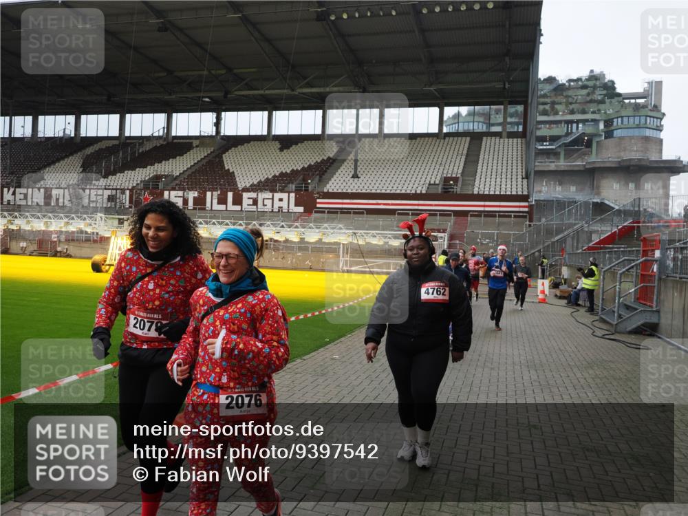 07.12.2025 - St. Pauli X-Mass-Run No. 15 Fabian Wolf http://msf.ph/oto/9397542 07.12.2025 10:45:54 Ziel 1041, 1715, 2076, 2079, 2080, 2089, 2218, 2324, 2326, 2423, 2733, 2734, 3835, 3838, 4616, 4619, 4620, 4762 meine-sportfotos.de