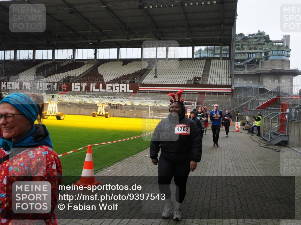 07.12.2025 - St. Pauli X-Mass-Run No. 15 Fabian Wolf http://msf.ph/oto/9397543 07.12.2025 10:45:55 Ziel 1041, 1715, 2076, 2079, 2080, 2089, 2218, 2324, 2326, 2423, 2733, 2734, 3835, 3838, 4616, 4619, 4620, 4762 meine-sportfotos.de