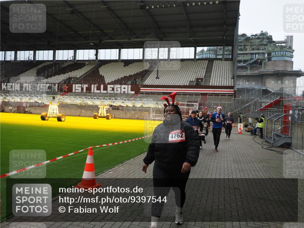 07.12.2025 - St. Pauli X-Mass-Run No. 15 Fabian Wolf http://msf.ph/oto/9397544 07.12.2025 10:45:55 Ziel 1041, 1715, 2076, 2079, 2080, 2089, 2218, 2324, 2326, 2423, 2733, 2734, 3835, 3838, 4616, 4619, 4620, 4762 meine-sportfotos.de