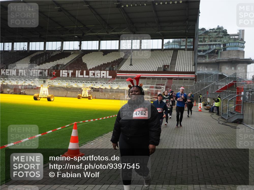 07.12.2025 - St. Pauli X-Mass-Run No. 15 Fabian Wolf http://msf.ph/oto/9397545 07.12.2025 10:45:55 Ziel 1041, 1715, 2076, 2079, 2080, 2089, 2218, 2324, 2326, 2423, 2733, 2734, 3835, 3838, 4616, 4619, 4620, 4762 meine-sportfotos.de