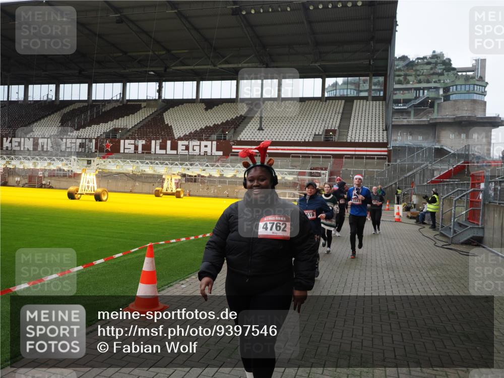 07.12.2025 - St. Pauli X-Mass-Run No. 15 Fabian Wolf http://msf.ph/oto/9397546 07.12.2025 10:45:55 Ziel 1041, 1715, 2076, 2079, 2080, 2089, 2218, 2324, 2326, 2423, 2733, 2734, 3835, 3838, 4616, 4619, 4620, 4762 meine-sportfotos.de