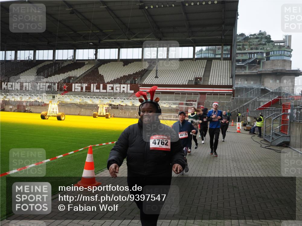 07.12.2025 - St. Pauli X-Mass-Run No. 15 Fabian Wolf http://msf.ph/oto/9397547 07.12.2025 10:45:55 Ziel 1041, 1715, 2076, 2079, 2080, 2089, 2218, 2324, 2326, 2423, 2733, 2734, 3835, 3838, 4616, 4619, 4620, 4762 meine-sportfotos.de