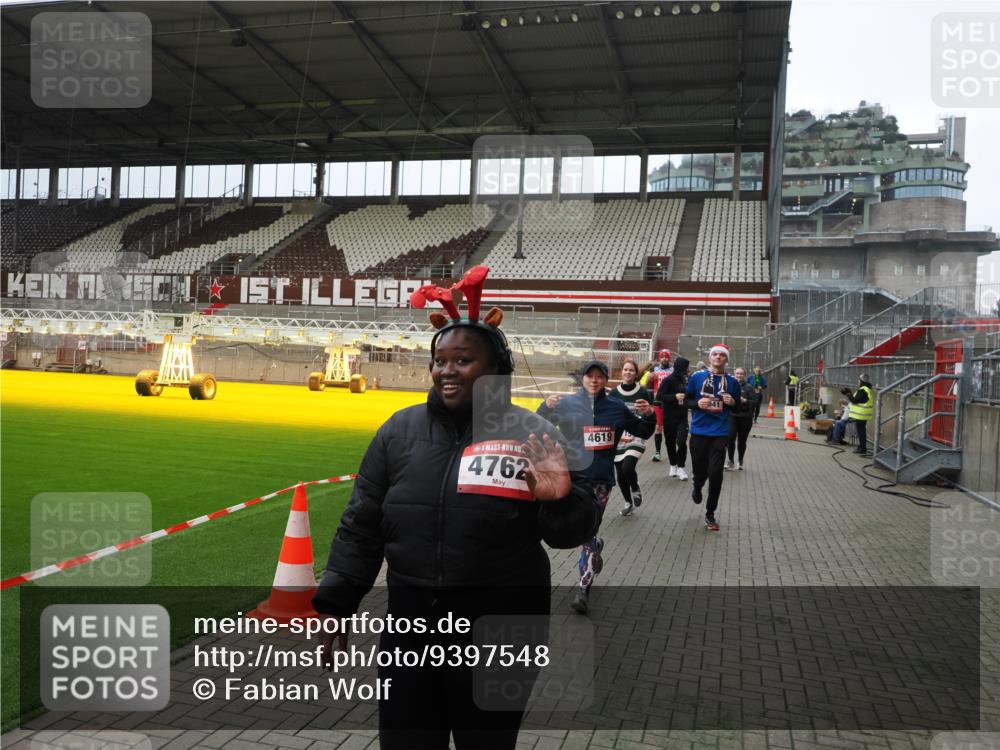 07.12.2025 - St. Pauli X-Mass-Run No. 15 Fabian Wolf http://msf.ph/oto/9397548 07.12.2025 10:45:56 Ziel 908, 1041, 1094, 1715, 2076, 2079, 2080, 2089, 2218, 2324, 2326, 2423, 2733, 2734, 3835, 3838, 4616, 4619, 4620, 4762 meine-sportfotos.de