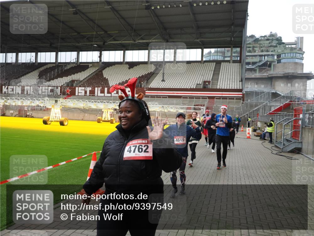 07.12.2025 - St. Pauli X-Mass-Run No. 15 Fabian Wolf http://msf.ph/oto/9397549 07.12.2025 10:45:56 Ziel 908, 1041, 1094, 1715, 2076, 2079, 2080, 2089, 2218, 2324, 2326, 2423, 2733, 2734, 3835, 3838, 4616, 4619, 4620, 4762 meine-sportfotos.de