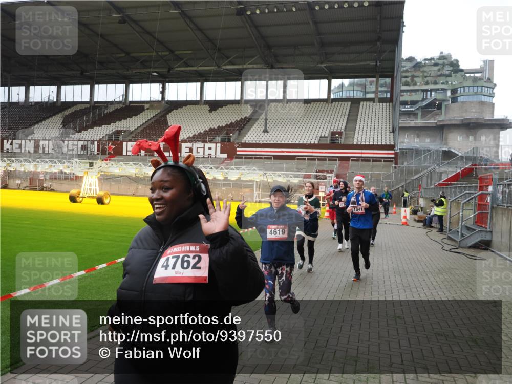 07.12.2025 - St. Pauli X-Mass-Run No. 15 Fabian Wolf http://msf.ph/oto/9397550 07.12.2025 10:45:56 Ziel 908, 1041, 1094, 1715, 2076, 2079, 2080, 2089, 2218, 2324, 2326, 2423, 2733, 2734, 3835, 3838, 4616, 4619, 4620, 4762 meine-sportfotos.de