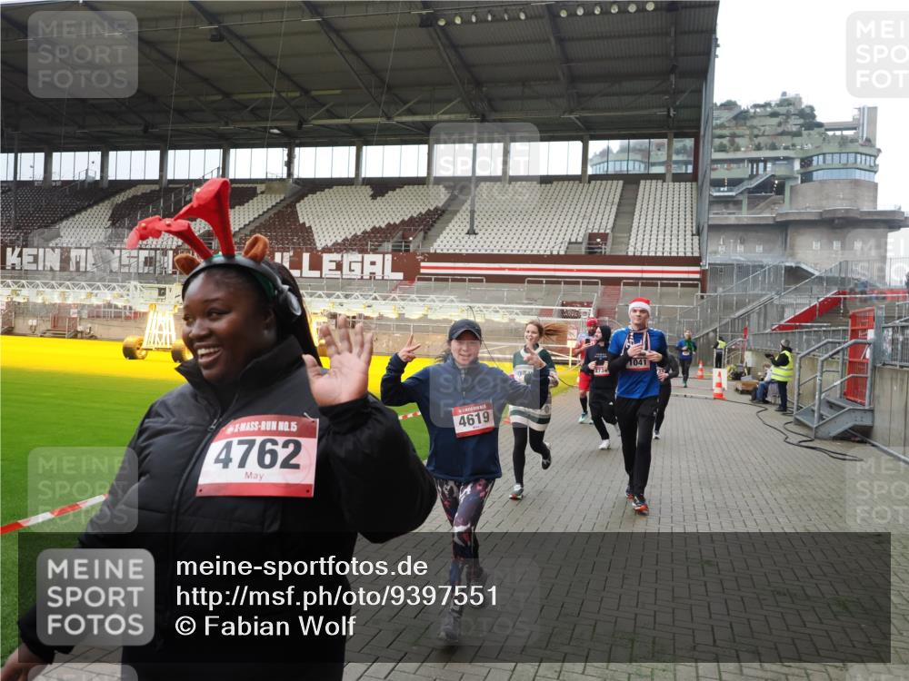 07.12.2025 - St. Pauli X-Mass-Run No. 15 Fabian Wolf http://msf.ph/oto/9397551 07.12.2025 10:45:56 Ziel 908, 1041, 1094, 1715, 2076, 2079, 2080, 2089, 2218, 2324, 2326, 2423, 2733, 2734, 3835, 3838, 4616, 4619, 4620, 4762 meine-sportfotos.de
