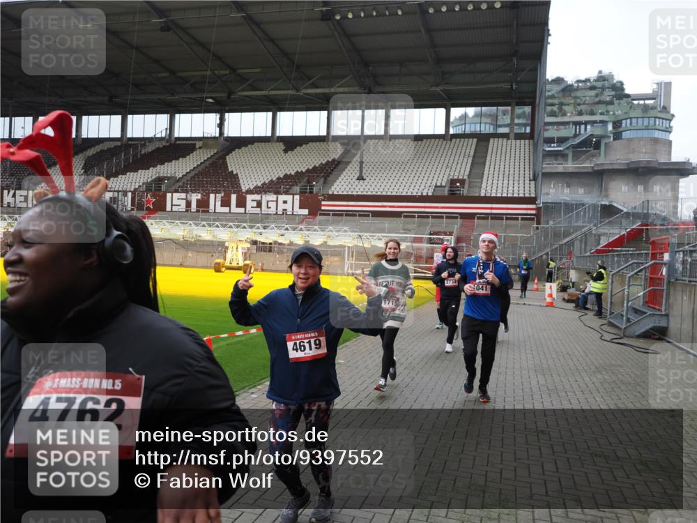 07.12.2025 - St. Pauli X-Mass-Run No. 15 Fabian Wolf http://msf.ph/oto/9397552 07.12.2025 10:45:56 Ziel 908, 1041, 1094, 1715, 2076, 2079, 2080, 2089, 2218, 2324, 2326, 2423, 2733, 2734, 3835, 3838, 4616, 4619, 4620, 4762 meine-sportfotos.de