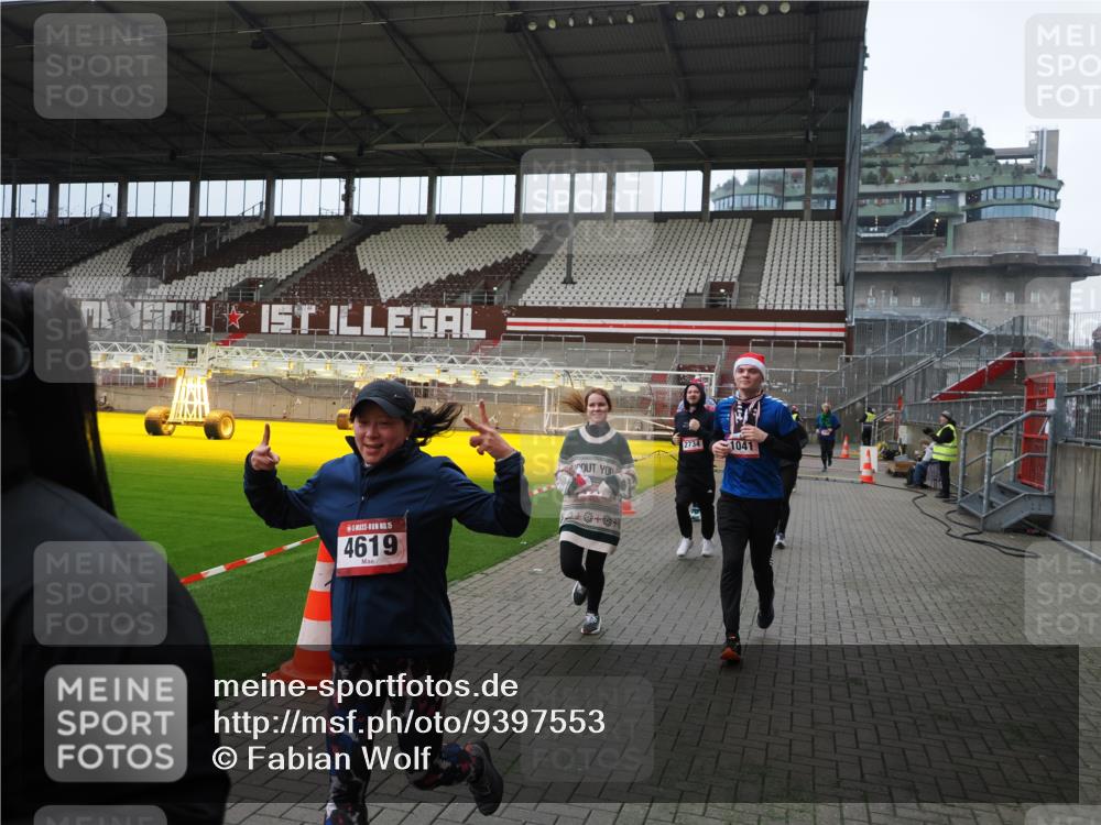 07.12.2025 - St. Pauli X-Mass-Run No. 15 Fabian Wolf http://msf.ph/oto/9397553 07.12.2025 10:45:57 Ziel 908, 1041, 1094, 1715, 2076, 2079, 2080, 2089, 2218, 2324, 2326, 2423, 2733, 2734, 3835, 3838, 4616, 4619, 4620, 4762 meine-sportfotos.de