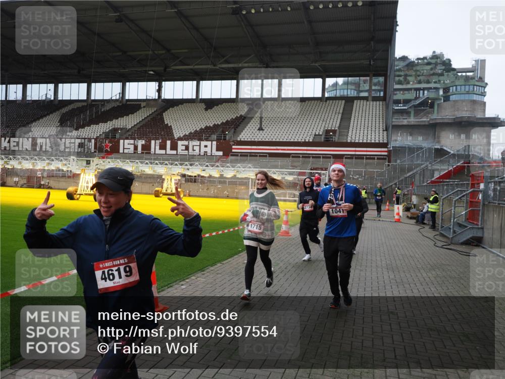 07.12.2025 - St. Pauli X-Mass-Run No. 15 Fabian Wolf http://msf.ph/oto/9397554 07.12.2025 10:45:57 Ziel 908, 1041, 1094, 1715, 2076, 2079, 2080, 2089, 2218, 2324, 2326, 2423, 2733, 2734, 3835, 3838, 4616, 4619, 4620, 4762 meine-sportfotos.de