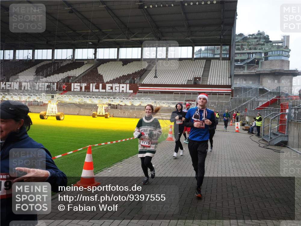 07.12.2025 - St. Pauli X-Mass-Run No. 15 Fabian Wolf http://msf.ph/oto/9397555 07.12.2025 10:45:57 Ziel 908, 1041, 1094, 1715, 2076, 2079, 2080, 2089, 2218, 2324, 2326, 2423, 2733, 2734, 3835, 3838, 4616, 4619, 4620, 4762 meine-sportfotos.de