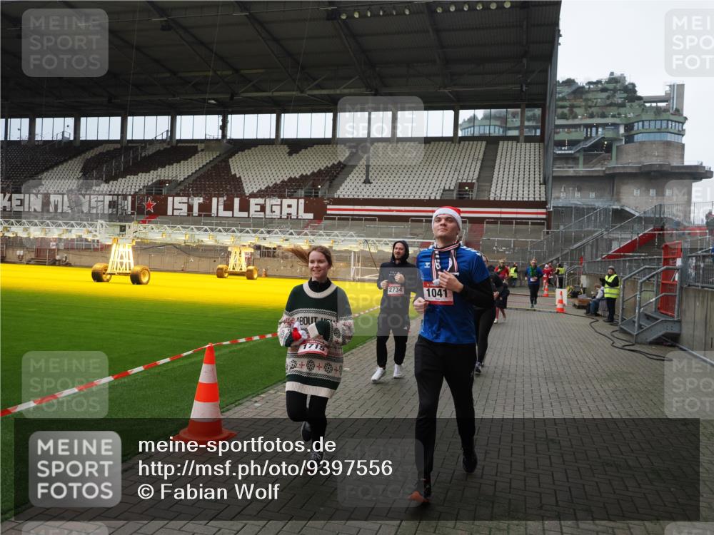 07.12.2025 - St. Pauli X-Mass-Run No. 15 Fabian Wolf http://msf.ph/oto/9397556 07.12.2025 10:45:57 Ziel 908, 1041, 1094, 1715, 2076, 2079, 2080, 2089, 2218, 2324, 2326, 2423, 2733, 2734, 3835, 3838, 4616, 4619, 4620, 4762 meine-sportfotos.de