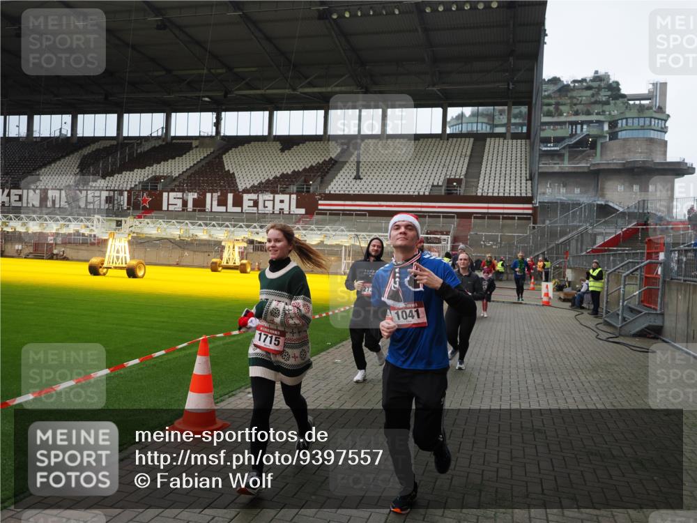 07.12.2025 - St. Pauli X-Mass-Run No. 15 Fabian Wolf http://msf.ph/oto/9397557 07.12.2025 10:45:58 Ziel 908, 1041, 1094, 1715, 2076, 2079, 2080, 2089, 2218, 2324, 2326, 2423, 2733, 2734, 4616, 4619, 4620, 4762 meine-sportfotos.de