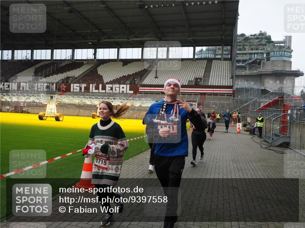 07.12.2025 - St. Pauli X-Mass-Run No. 15 Fabian Wolf http://msf.ph/oto/9397558 07.12.2025 10:45:58 Ziel 908, 1041, 1094, 1715, 2076, 2079, 2080, 2089, 2218, 2324, 2326, 2423, 2733, 2734, 4616, 4619, 4620, 4762 meine-sportfotos.de