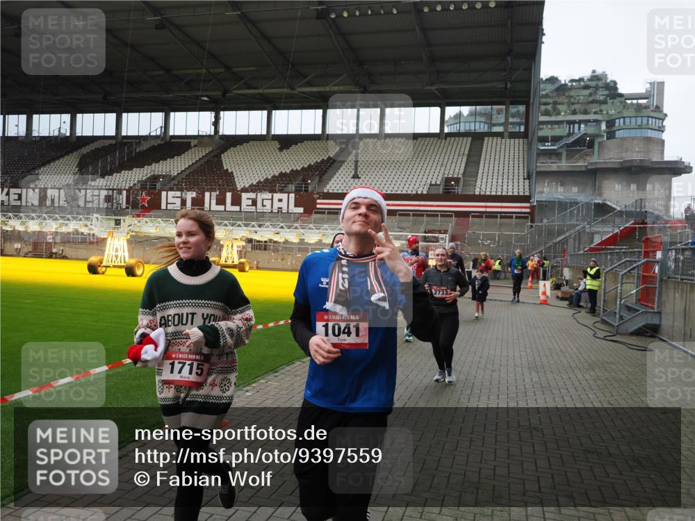 07.12.2025 - St. Pauli X-Mass-Run No. 15 Fabian Wolf http://msf.ph/oto/9397559 07.12.2025 10:45:58 Ziel 908, 1041, 1094, 1715, 2076, 2079, 2080, 2089, 2218, 2324, 2326, 2423, 2733, 2734, 4616, 4619, 4620, 4762 meine-sportfotos.de