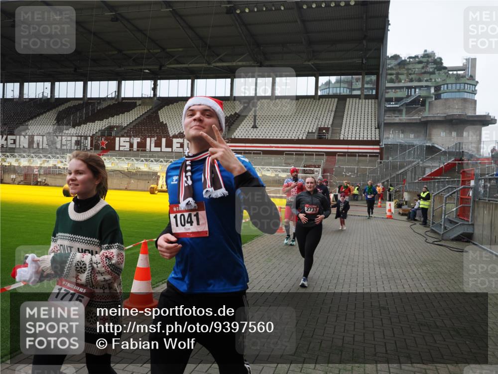 07.12.2025 - St. Pauli X-Mass-Run No. 15 Fabian Wolf http://msf.ph/oto/9397560 07.12.2025 10:45:58 Ziel 908, 1041, 1094, 1715, 2076, 2079, 2080, 2089, 2218, 2324, 2326, 2423, 2733, 2734, 4616, 4619, 4620, 4762 meine-sportfotos.de