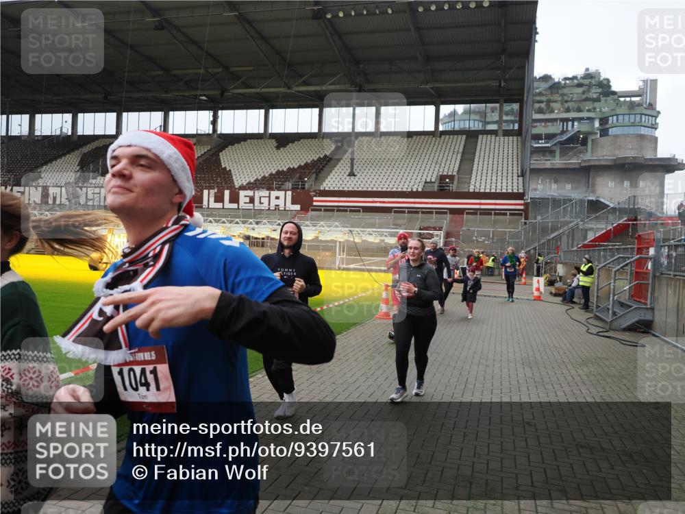 07.12.2025 - St. Pauli X-Mass-Run No. 15 Fabian Wolf http://msf.ph/oto/9397561 07.12.2025 10:45:58 Ziel 908, 1041, 1094, 1715, 2076, 2079, 2080, 2089, 2218, 2324, 2326, 2423, 2733, 2734, 4616, 4619, 4620, 4762 meine-sportfotos.de