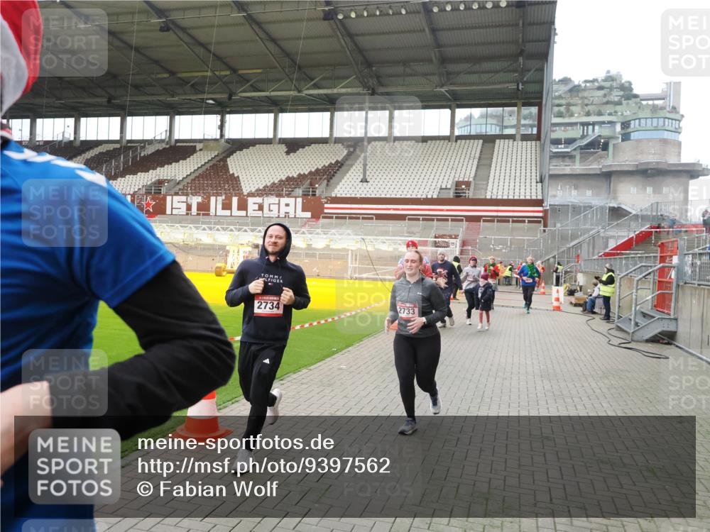 07.12.2025 - St. Pauli X-Mass-Run No. 15 Fabian Wolf http://msf.ph/oto/9397562 07.12.2025 10:45:59 Ziel 908, 1041, 1094, 1715, 2076, 2079, 2080, 2089, 2218, 2423, 2733, 2734, 4616, 4619, 4620, 4762 meine-sportfotos.de