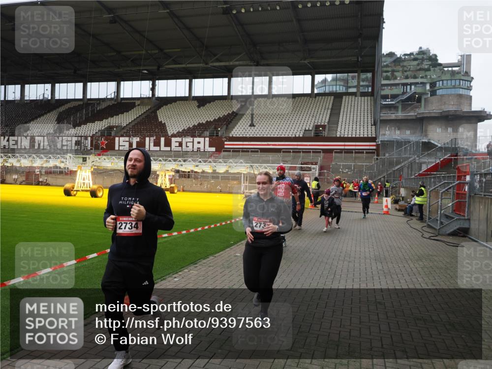 07.12.2025 - St. Pauli X-Mass-Run No. 15 Fabian Wolf http://msf.ph/oto/9397563 07.12.2025 10:45:59 Ziel 908, 1041, 1094, 1715, 2076, 2079, 2080, 2089, 2218, 2423, 2733, 2734, 4616, 4619, 4620, 4762 meine-sportfotos.de