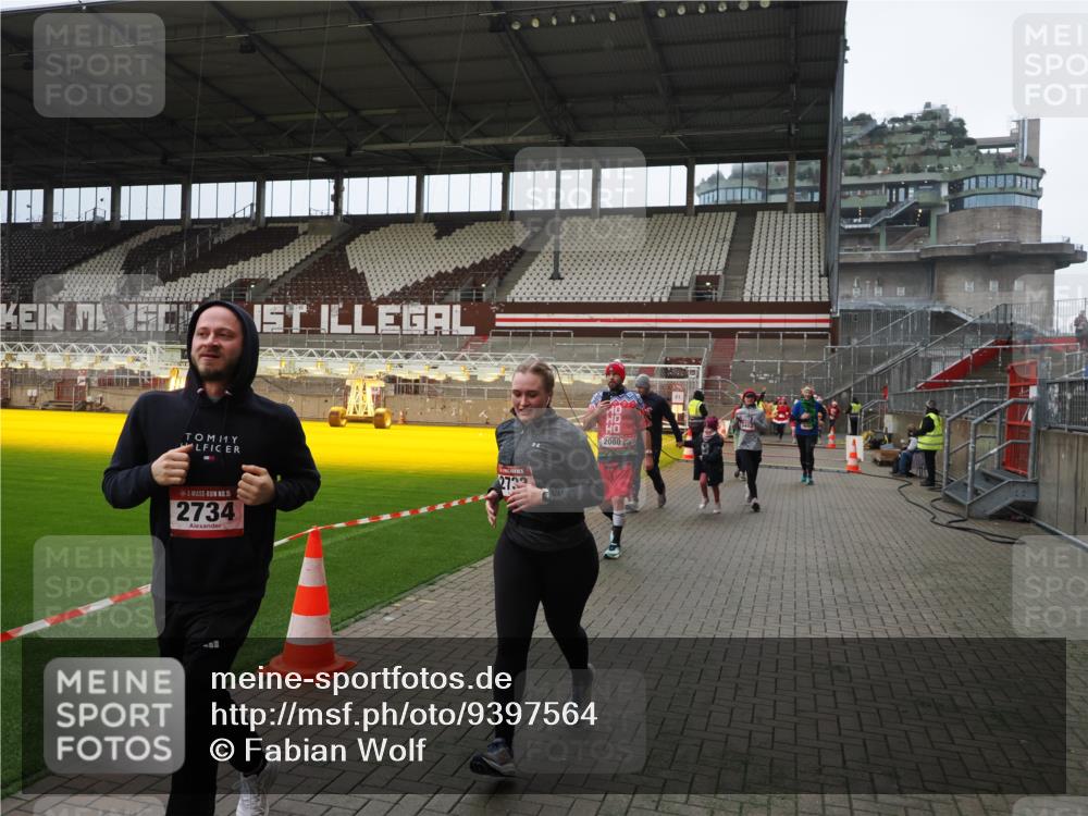 07.12.2025 - St. Pauli X-Mass-Run No. 15 Fabian Wolf http://msf.ph/oto/9397564 07.12.2025 10:45:59 Ziel 908, 1041, 1094, 1715, 2076, 2079, 2080, 2089, 2218, 2423, 2733, 2734, 4616, 4619, 4620, 4762 meine-sportfotos.de