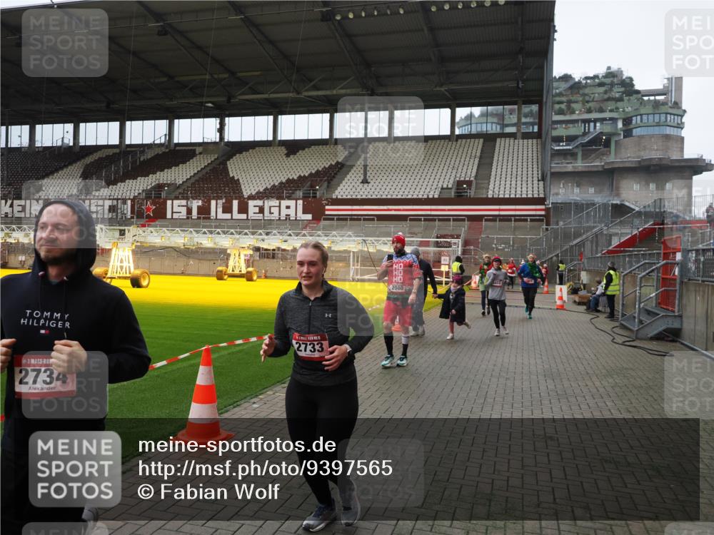 07.12.2025 - St. Pauli X-Mass-Run No. 15 Fabian Wolf http://msf.ph/oto/9397565 07.12.2025 10:45:59 Ziel 908, 1041, 1094, 1715, 2076, 2079, 2080, 2089, 2218, 2423, 2733, 2734, 4616, 4619, 4620, 4762 meine-sportfotos.de