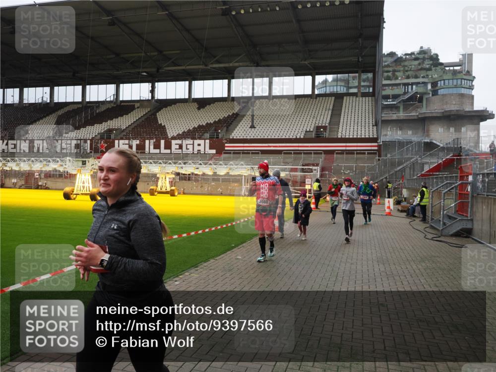 07.12.2025 - St. Pauli X-Mass-Run No. 15 Fabian Wolf http://msf.ph/oto/9397566 07.12.2025 10:46:00 Ziel 908, 1041, 1094, 1715, 2076, 2079, 2080, 2089, 2423, 2733, 2734, 4616, 4619, 4620 meine-sportfotos.de