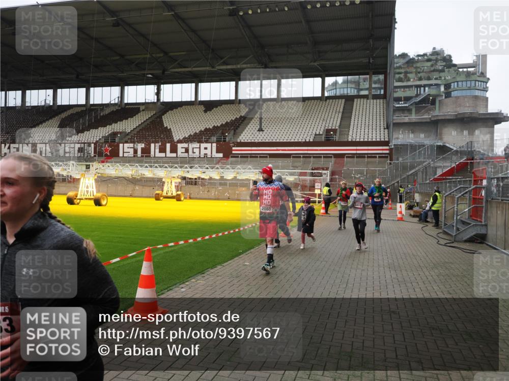 07.12.2025 - St. Pauli X-Mass-Run No. 15 Fabian Wolf http://msf.ph/oto/9397567 07.12.2025 10:46:00 Ziel 908, 1041, 1094, 1715, 2076, 2079, 2080, 2089, 2423, 2733, 2734, 4616, 4619, 4620 meine-sportfotos.de