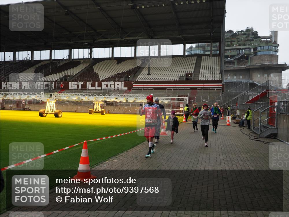 07.12.2025 - St. Pauli X-Mass-Run No. 15 Fabian Wolf http://msf.ph/oto/9397568 07.12.2025 10:46:00 Ziel 908, 1041, 1094, 1715, 2076, 2079, 2080, 2089, 2423, 2733, 2734, 4616, 4619, 4620 meine-sportfotos.de