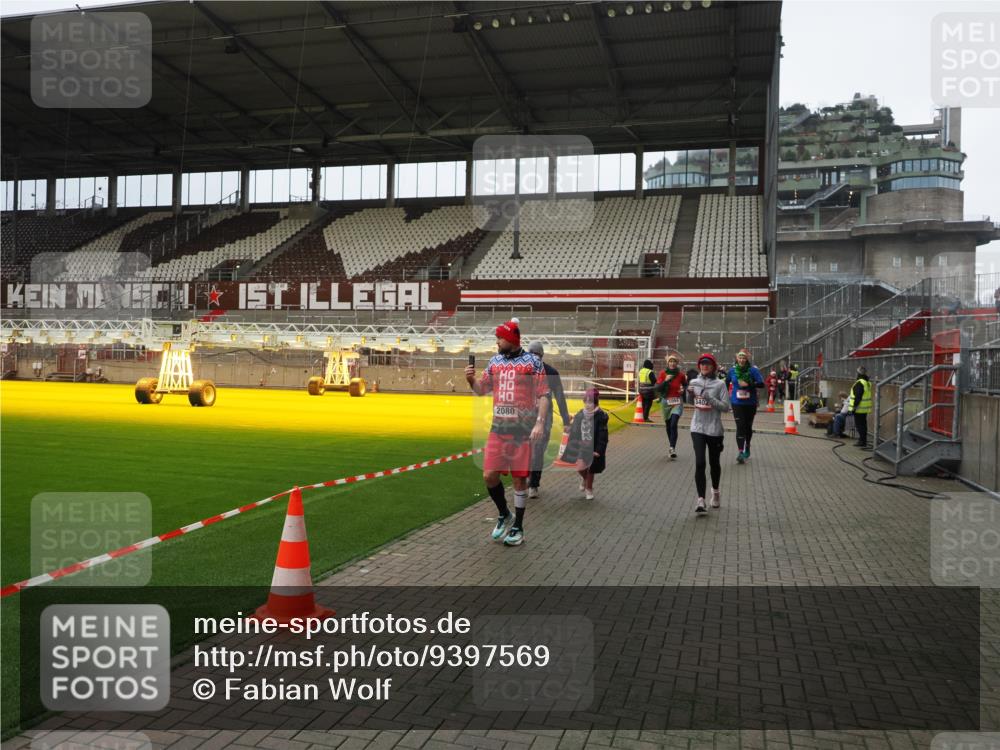 07.12.2025 - St. Pauli X-Mass-Run No. 15 Fabian Wolf http://msf.ph/oto/9397569 07.12.2025 10:46:00 Ziel 908, 1041, 1094, 1715, 2076, 2079, 2080, 2089, 2423, 2733, 2734, 4616, 4619, 4620 meine-sportfotos.de