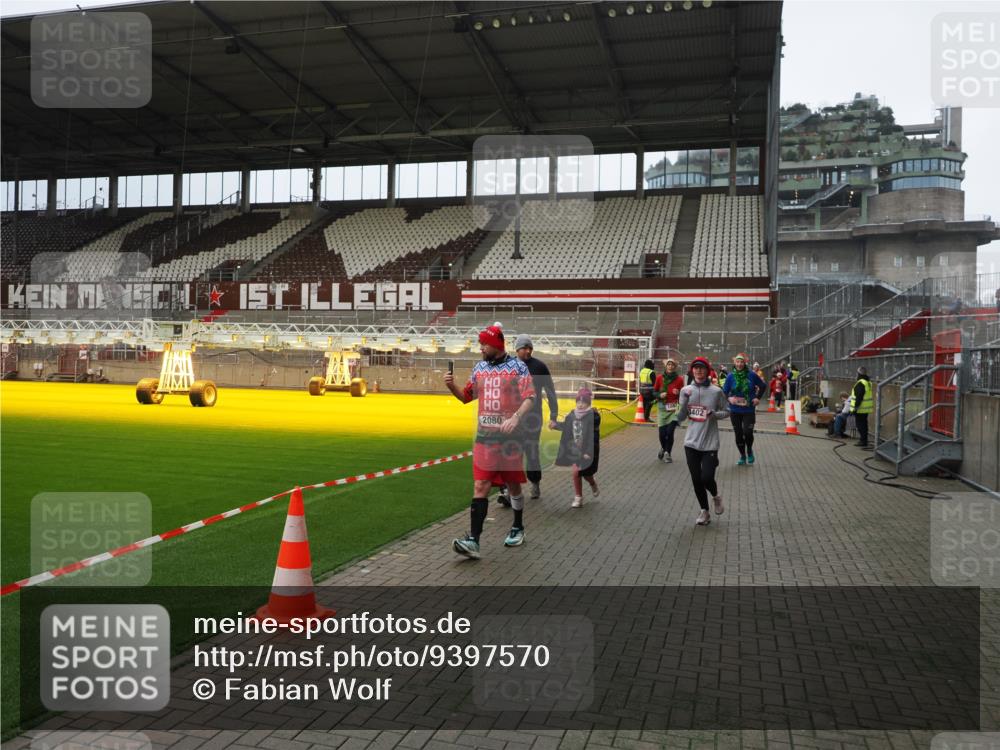 07.12.2025 - St. Pauli X-Mass-Run No. 15 Fabian Wolf http://msf.ph/oto/9397570 07.12.2025 10:46:01 Ziel 908, 1041, 1094, 1715, 2076, 2079, 2080, 2089, 2423, 2733, 2734, 4616, 4619, 4620 meine-sportfotos.de