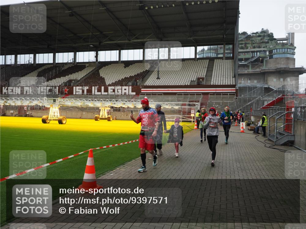 07.12.2025 - St. Pauli X-Mass-Run No. 15 Fabian Wolf http://msf.ph/oto/9397571 07.12.2025 10:46:01 Ziel 908, 1041, 1094, 1715, 2076, 2079, 2080, 2089, 2423, 2733, 2734, 4616, 4619, 4620 meine-sportfotos.de