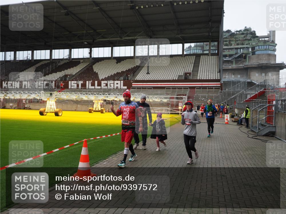 07.12.2025 - St. Pauli X-Mass-Run No. 15 Fabian Wolf http://msf.ph/oto/9397572 07.12.2025 10:46:01 Ziel 908, 1041, 1094, 1715, 2076, 2079, 2080, 2089, 2423, 2733, 2734, 4616, 4619, 4620 meine-sportfotos.de