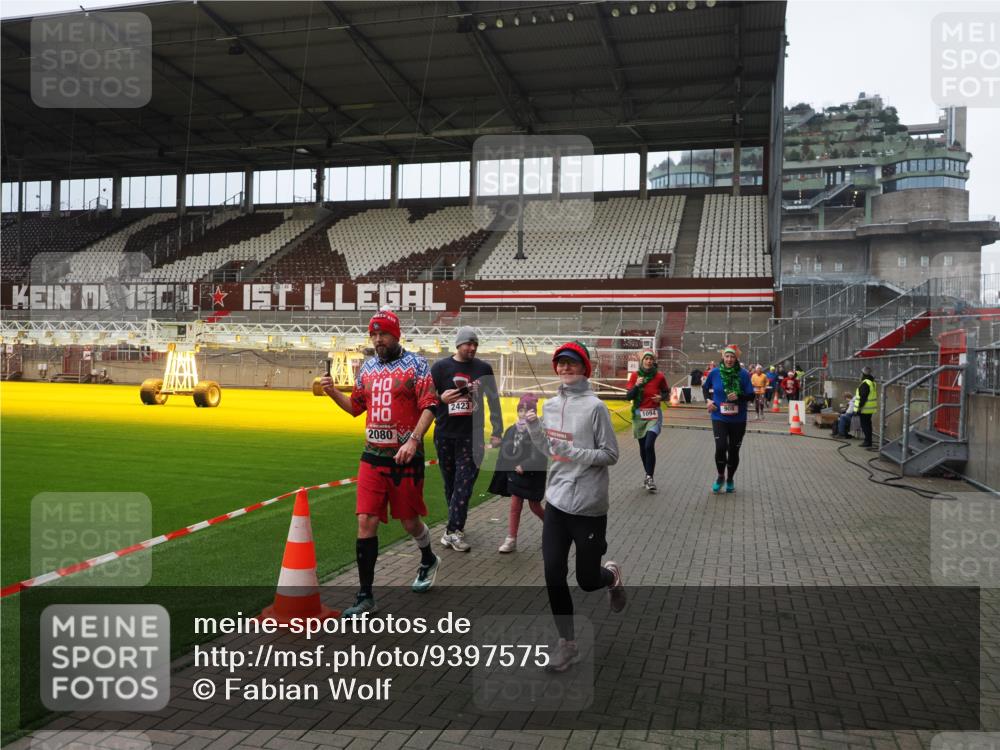 07.12.2025 - St. Pauli X-Mass-Run No. 15 Fabian Wolf http://msf.ph/oto/9397575 07.12.2025 10:46:02 Ziel 178, 183, 908, 1041, 1094, 1715, 1955, 2076, 2079, 2080, 2089, 2334, 2423, 2733, 2734, 4616, 4619, 4620 meine-sportfotos.de