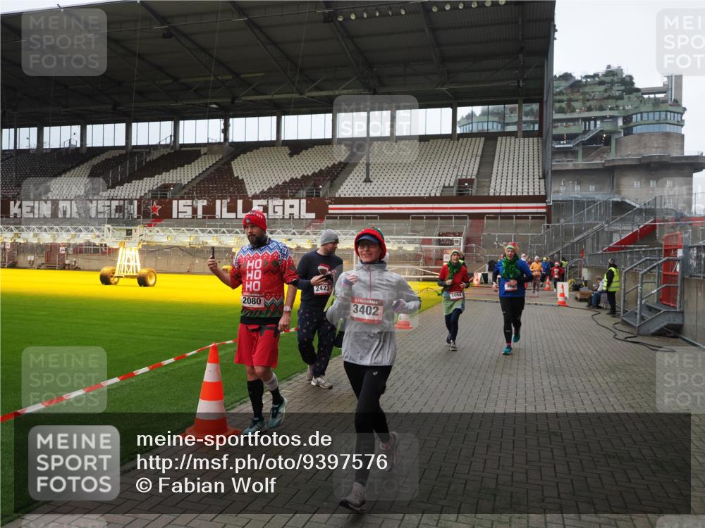 07.12.2025 - St. Pauli X-Mass-Run No. 15 Fabian Wolf http://msf.ph/oto/9397576 07.12.2025 10:46:02 Ziel 178, 183, 908, 1041, 1094, 1715, 1955, 2076, 2079, 2080, 2089, 2334, 2423, 2733, 2734, 4616, 4619, 4620 meine-sportfotos.de