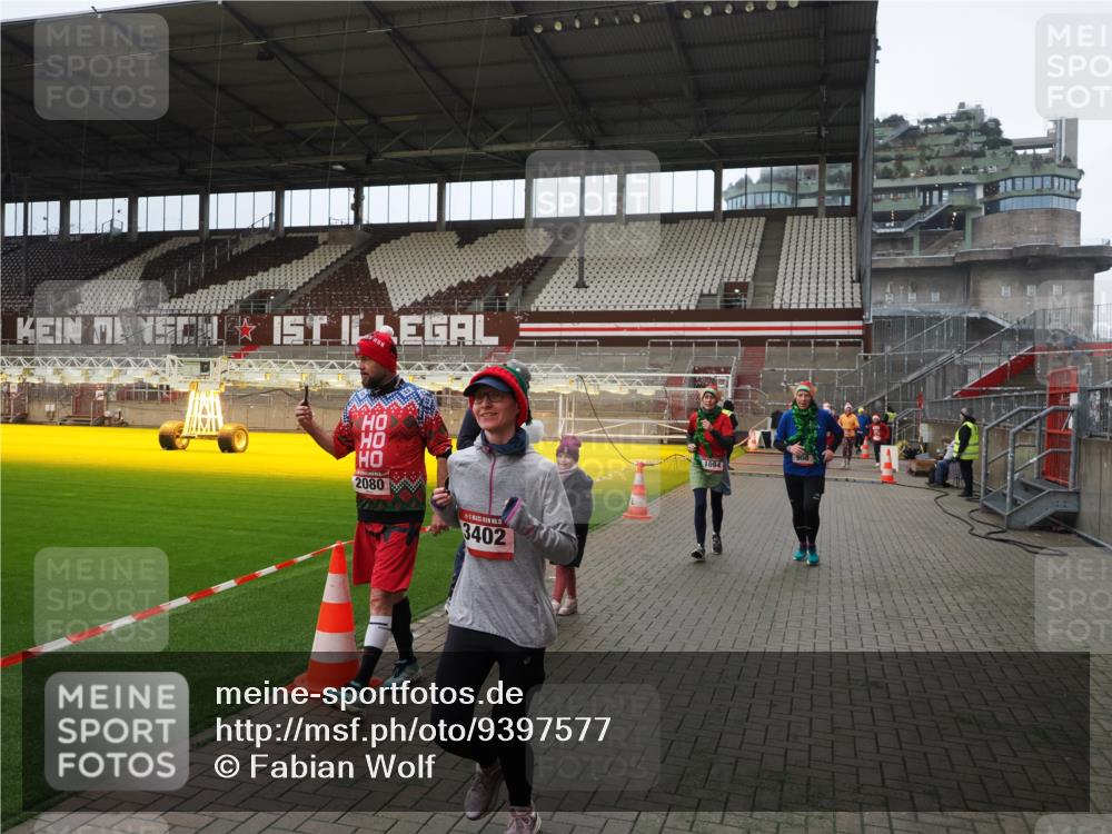 07.12.2025 - St. Pauli X-Mass-Run No. 15 Fabian Wolf http://msf.ph/oto/9397577 07.12.2025 10:46:02 Ziel 178, 183, 908, 1041, 1094, 1715, 1955, 2076, 2079, 2080, 2089, 2334, 2423, 2733, 2734, 4616, 4619, 4620 meine-sportfotos.de