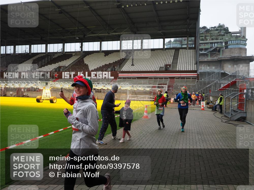 07.12.2025 - St. Pauli X-Mass-Run No. 15 Fabian Wolf http://msf.ph/oto/9397578 07.12.2025 10:46:02 Ziel 178, 183, 908, 1041, 1094, 1715, 1955, 2076, 2079, 2080, 2089, 2334, 2423, 2733, 2734, 4616, 4619, 4620 meine-sportfotos.de