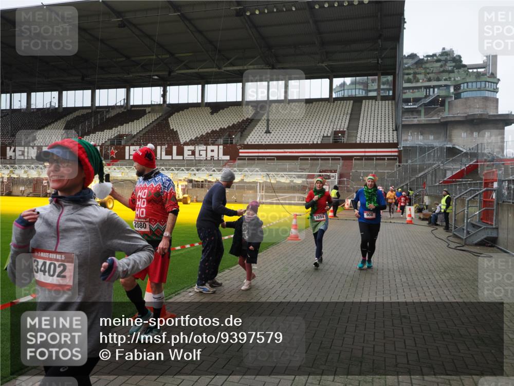 07.12.2025 - St. Pauli X-Mass-Run No. 15 Fabian Wolf http://msf.ph/oto/9397579 07.12.2025 10:46:03 Ziel 162, 178, 183, 908, 1041, 1094, 1715, 1955, 2079, 2080, 2089, 2334, 2423, 2733, 2734, 4616, 4619, 4620 meine-sportfotos.de